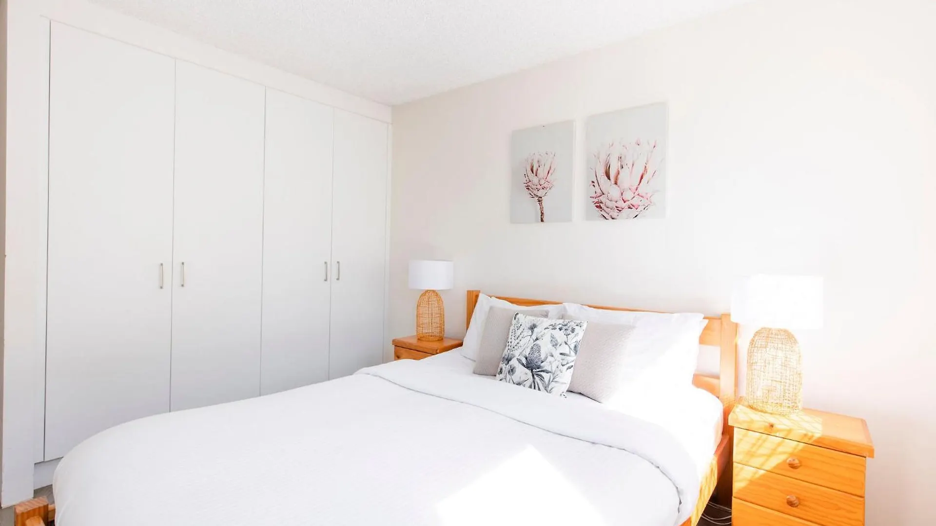 Kings Beach Oceanfront Apartment With Pool 칼론드라 오스트레일리아