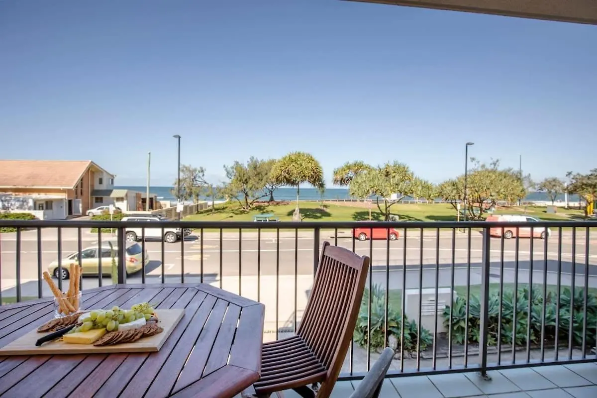 Kings Beach Oceanfront Apartment With Pool Caloundra