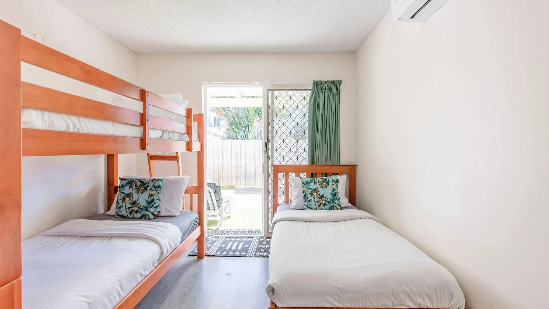 Kings Beach Oceanfront Apartment With Pool Caloundra Australia