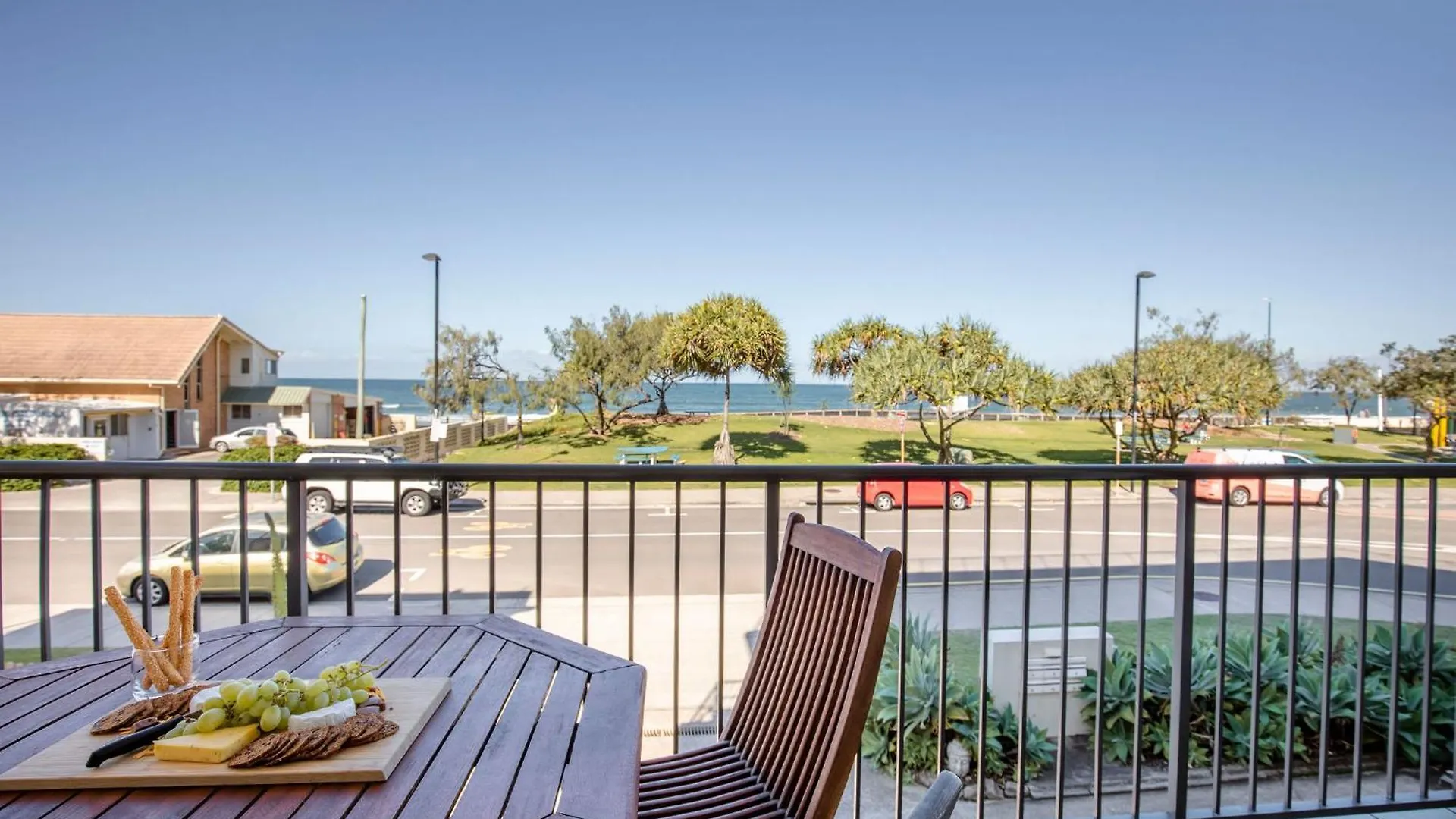 Kings Beach Oceanfront Apartment With Pool Caloundra