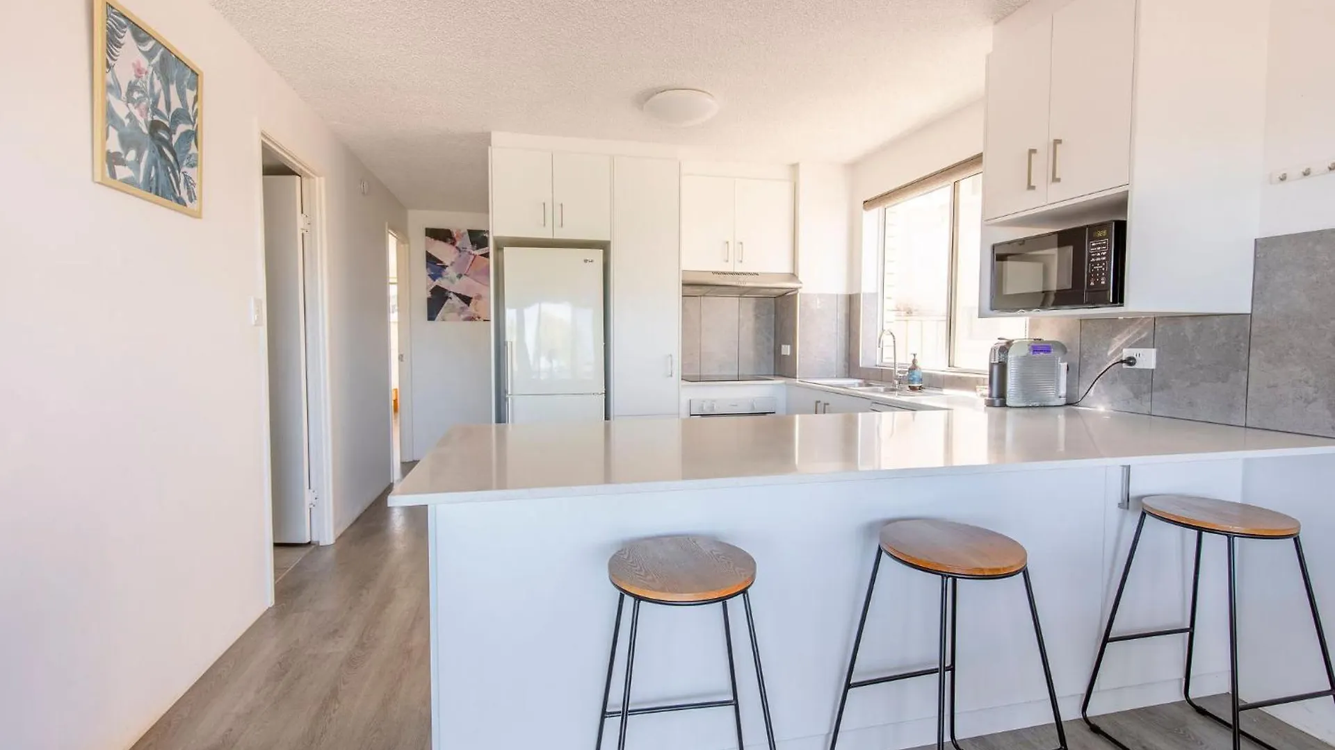 Kings Beach Oceanfront Apartment With Pool Caloundra
