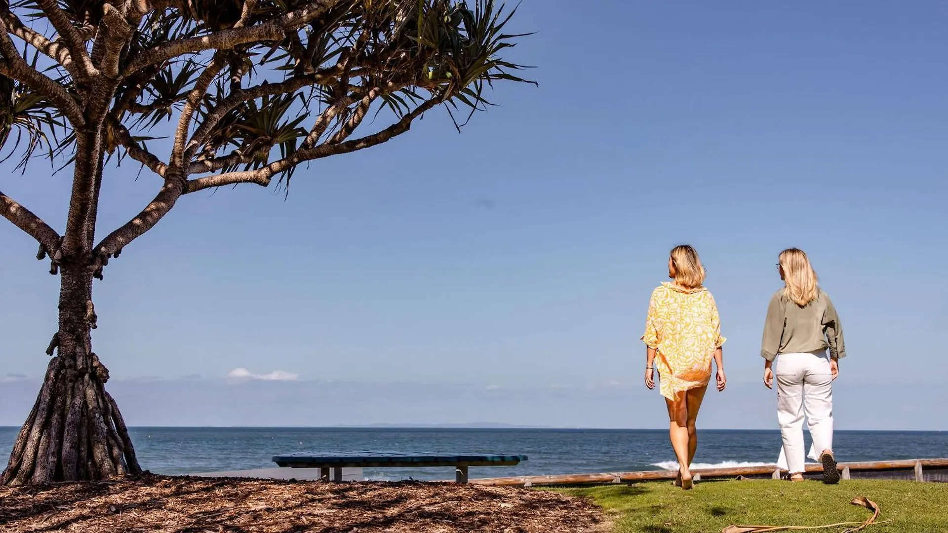Kings Beach Oceanfront Apartment With Pool Caloundra